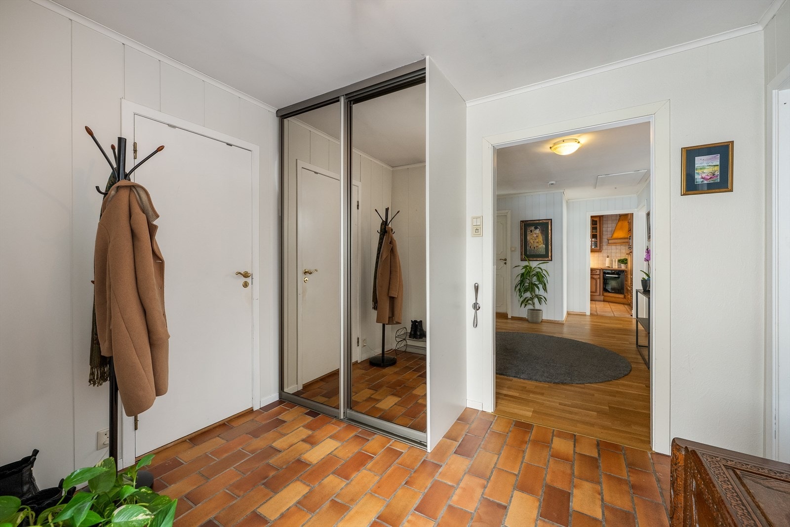 Entré med gode oppbevaringsmuligheter i skyvedørsgarderobe. Galleribilde