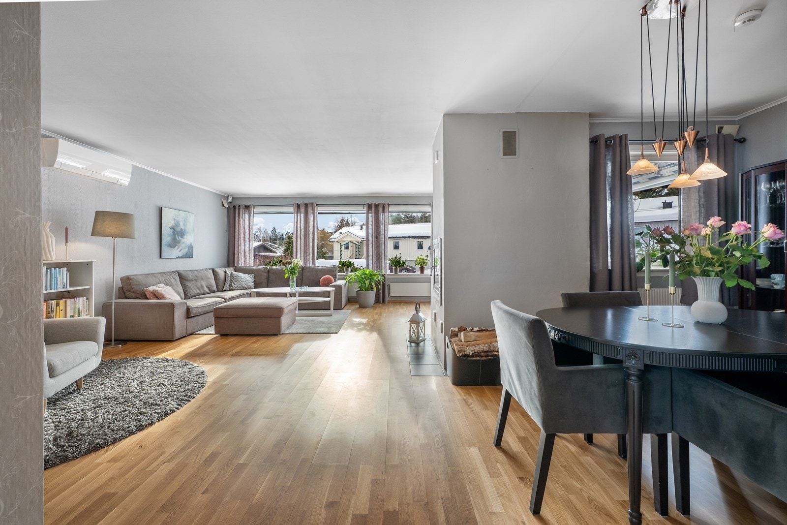 Her er det god plass til og samle familie og venner til hyggelige lag. Galleribilde