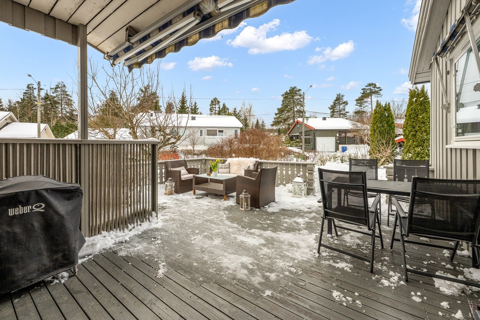 Stor terrasse med plass til diverse utemøbler. Galleribilde