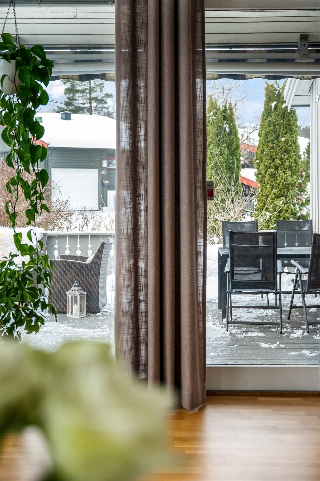 Utgang til uteområdet fra stuen. Galleribilde