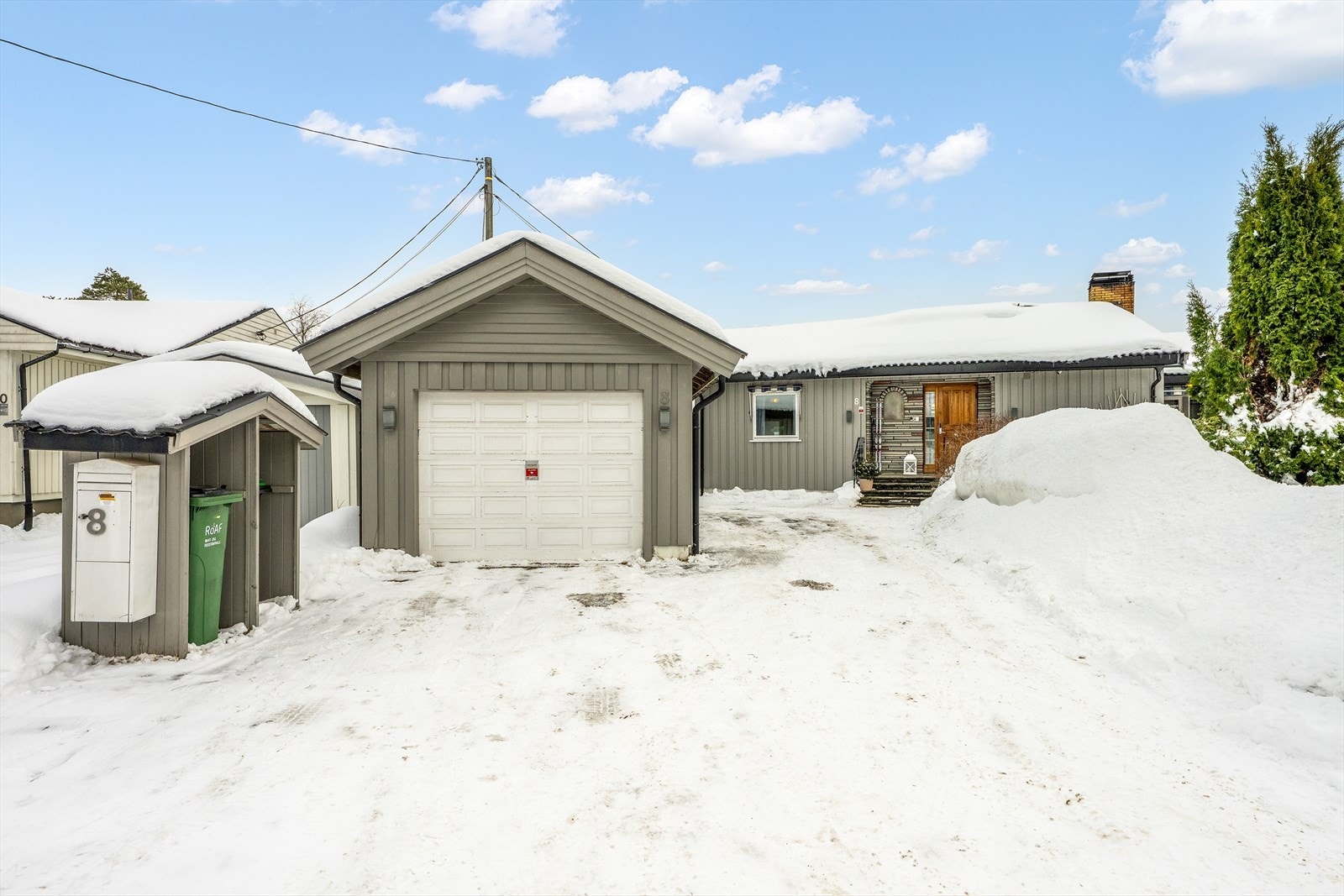 Bilen parkeres i enkelgarasje. Ellers gode parkeringsmuligheter på egen tomt. Galleribilde