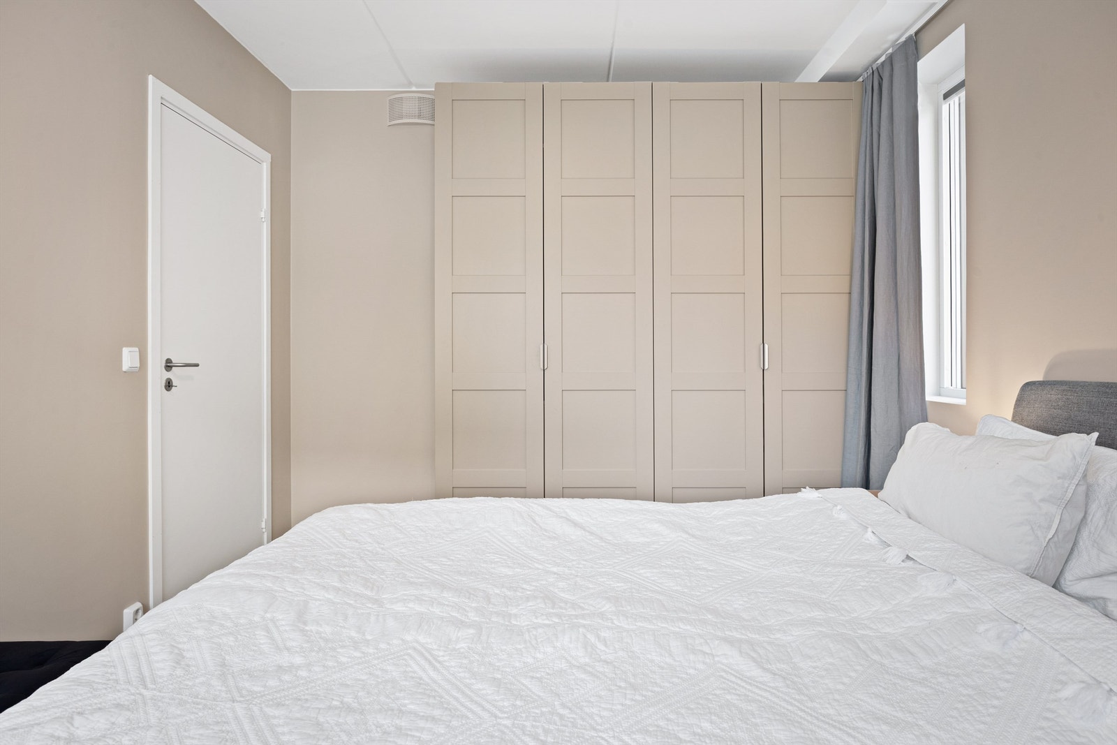 Hovedsoverommet har en nyere garderobeløsning i lys og profilert utførelse. Galleribilde