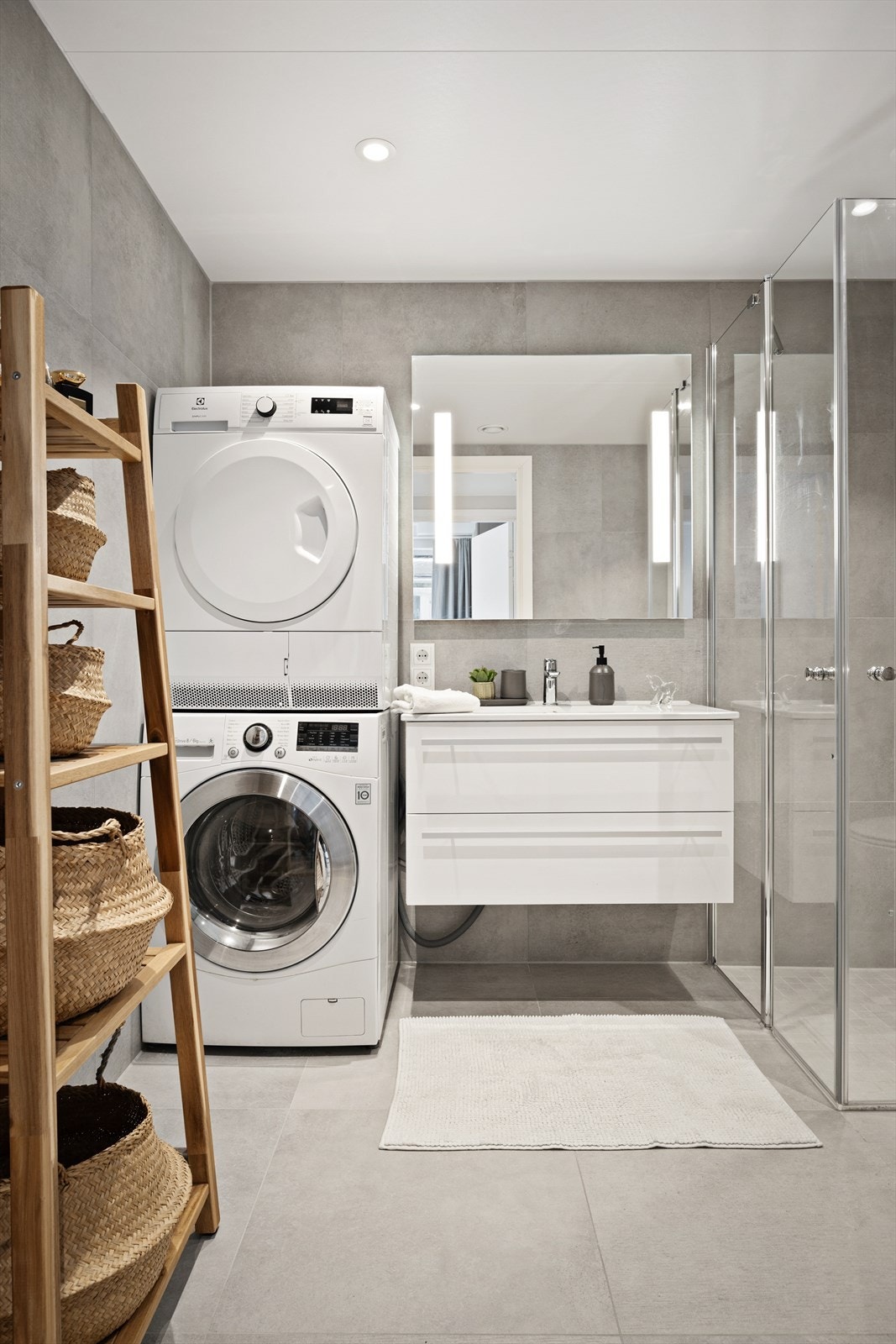 Moderne bad med downlights i tak og elektrisk gulvvarme. Galleribilde