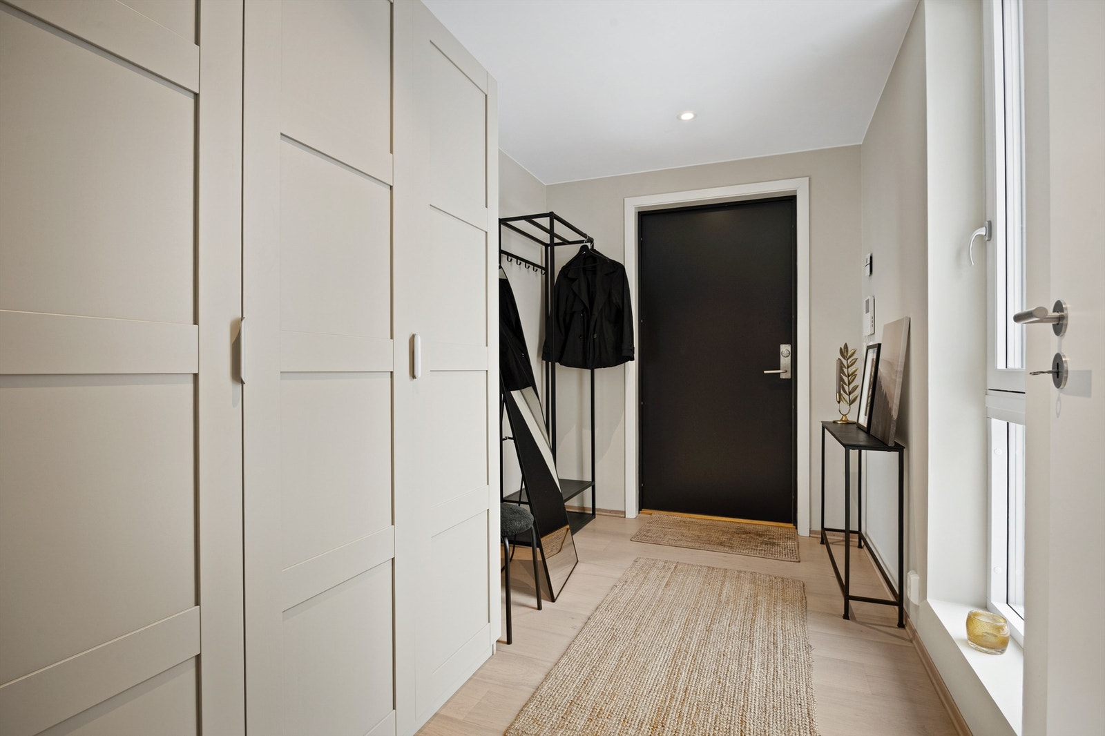 Entré med dørcallinganlegg som har video- og åpnerfunksjon samt nyere garderobeløsning i lys og profilert utførelse. Galleribilde