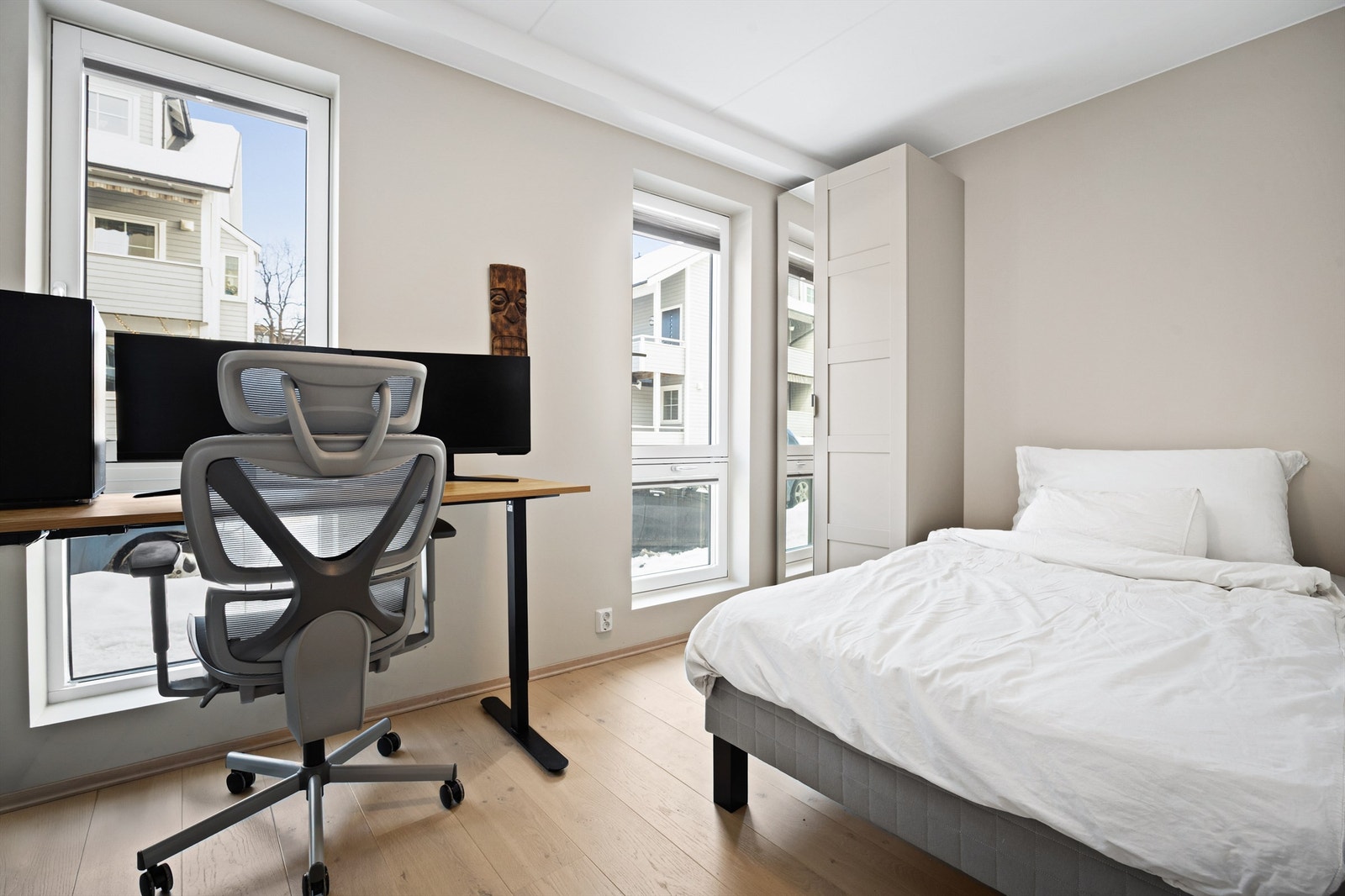 Nyere garderobeskap i lys og profilert utførelse samt speilfront i det minste soverommet. Galleribilde