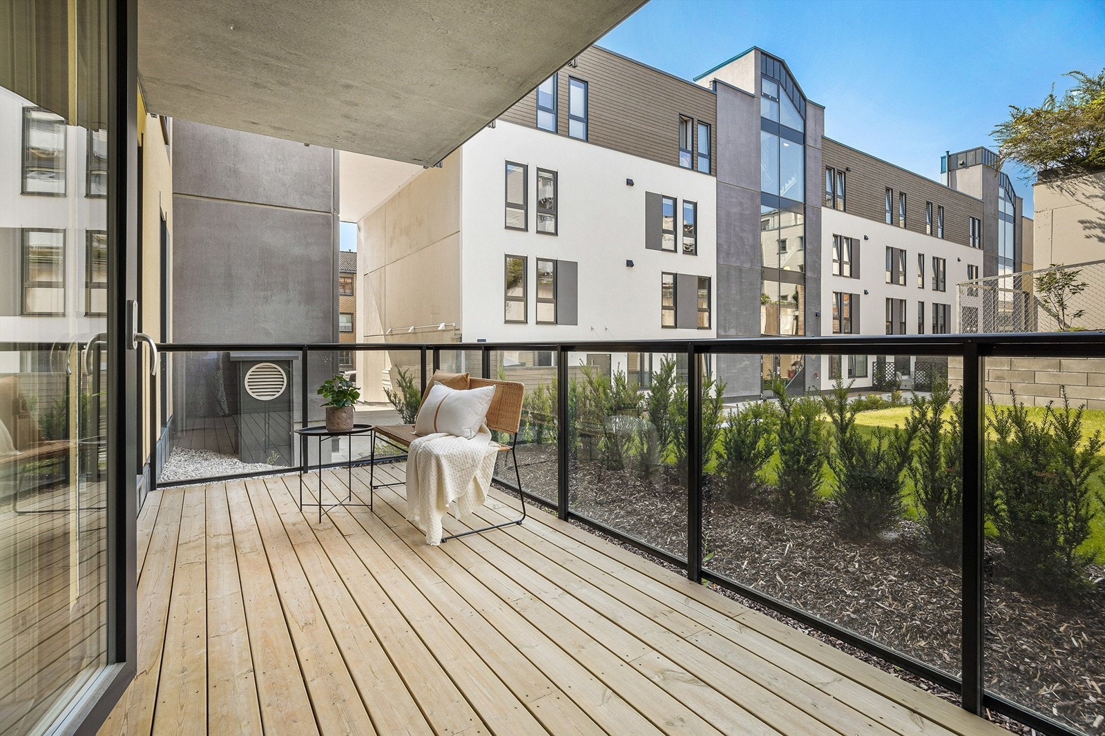 Terrassen er vendt mot fellesarealer - Sommerbilde fra tidligere annonse. Galleribilde