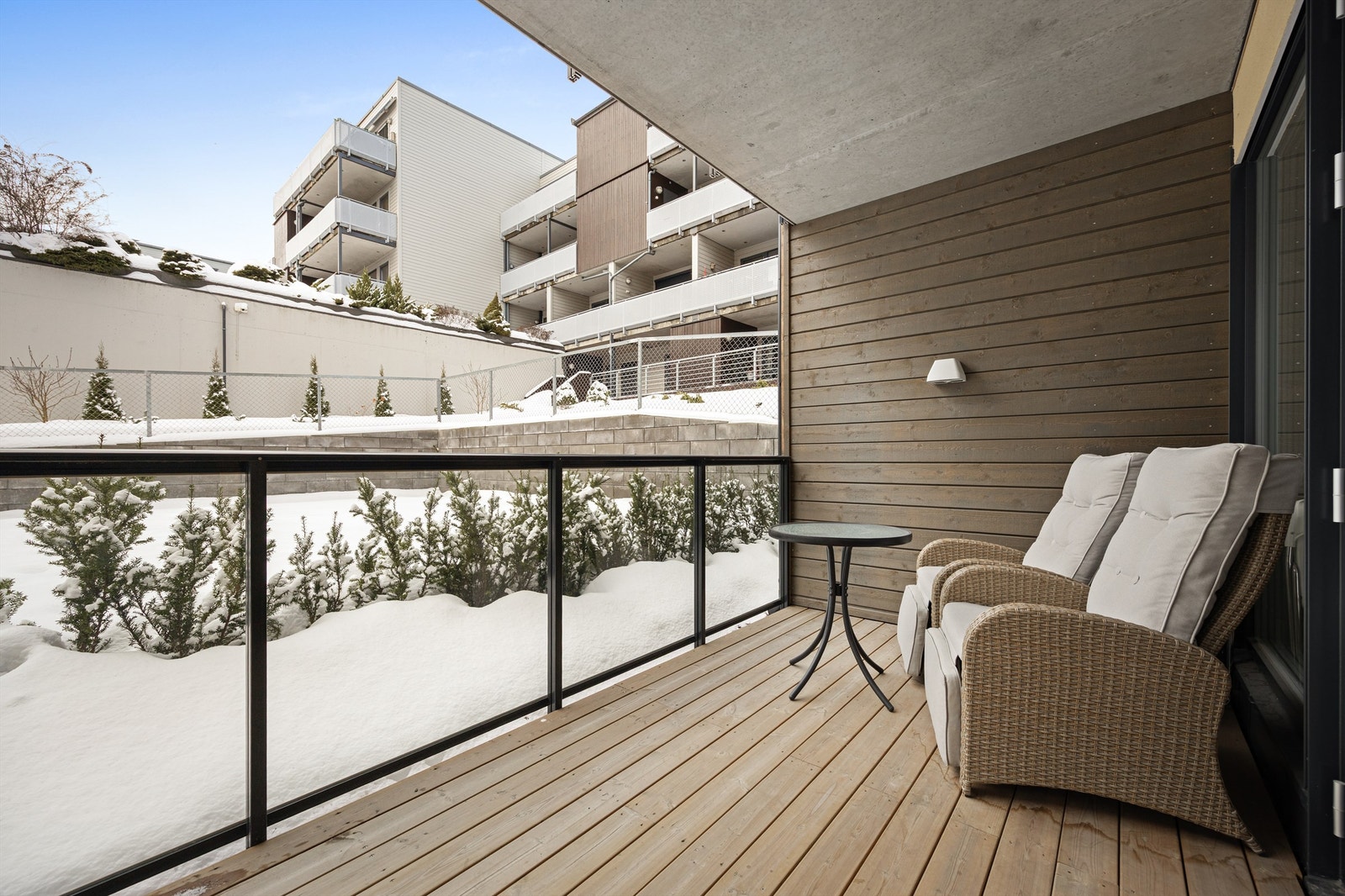 Overbygget sydvestvendt terrasse på ca. 10 kvm. Galleribilde