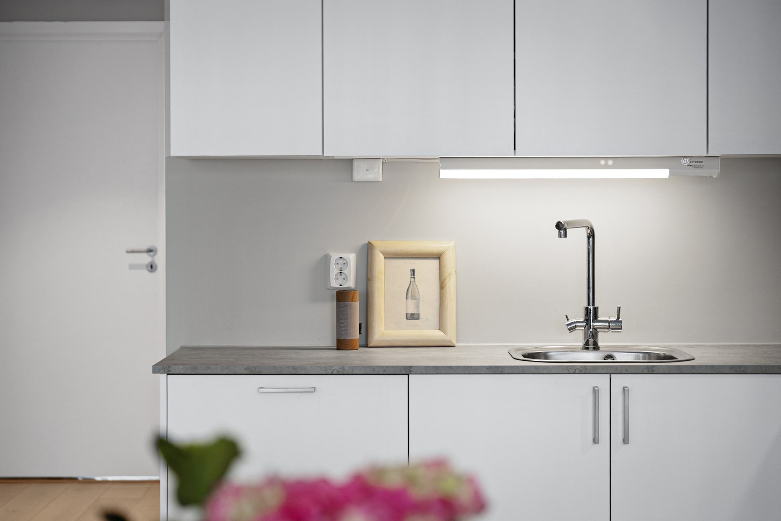 Over- og underskap i hvit samt glatt utførelse. Galleribilde