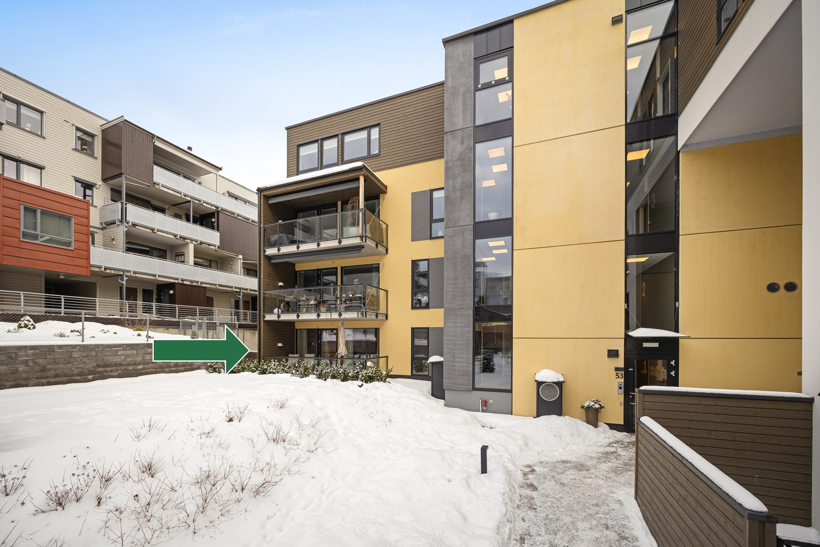 Felles inngangsparti med videre tilgang til leilighetens inngang. Galleribilde