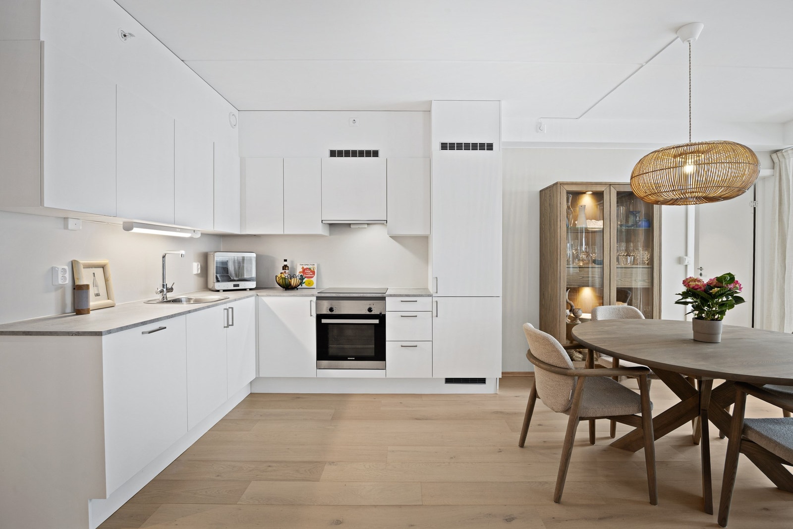 Stilren Sigdal kjøkkeninnredning med helintegrerte hvitevarer fra Siemens. Galleribilde