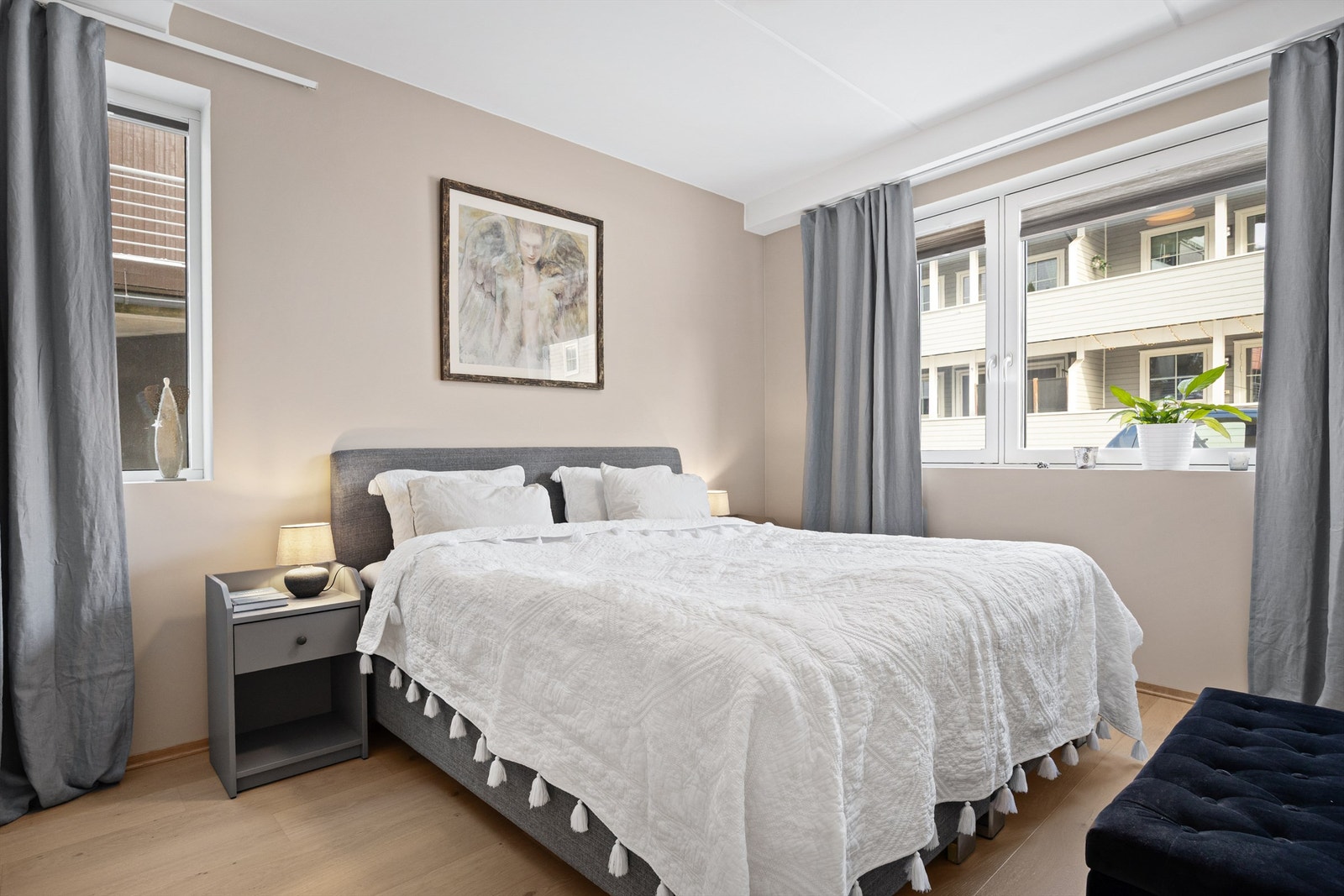 Montert nyere plisségardiner på soveromsvinduene. Galleribilde