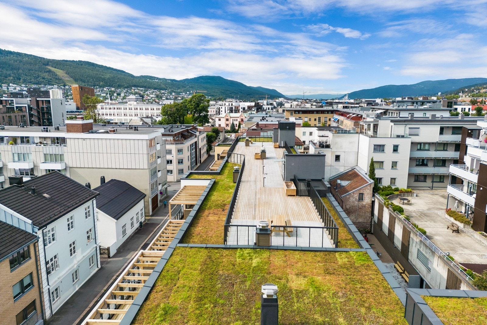 Kort gangavstand til bussholdeplass, Engene park og flere servicetilbud - Sommerbilde fra tidligere annonse. Galleribilde