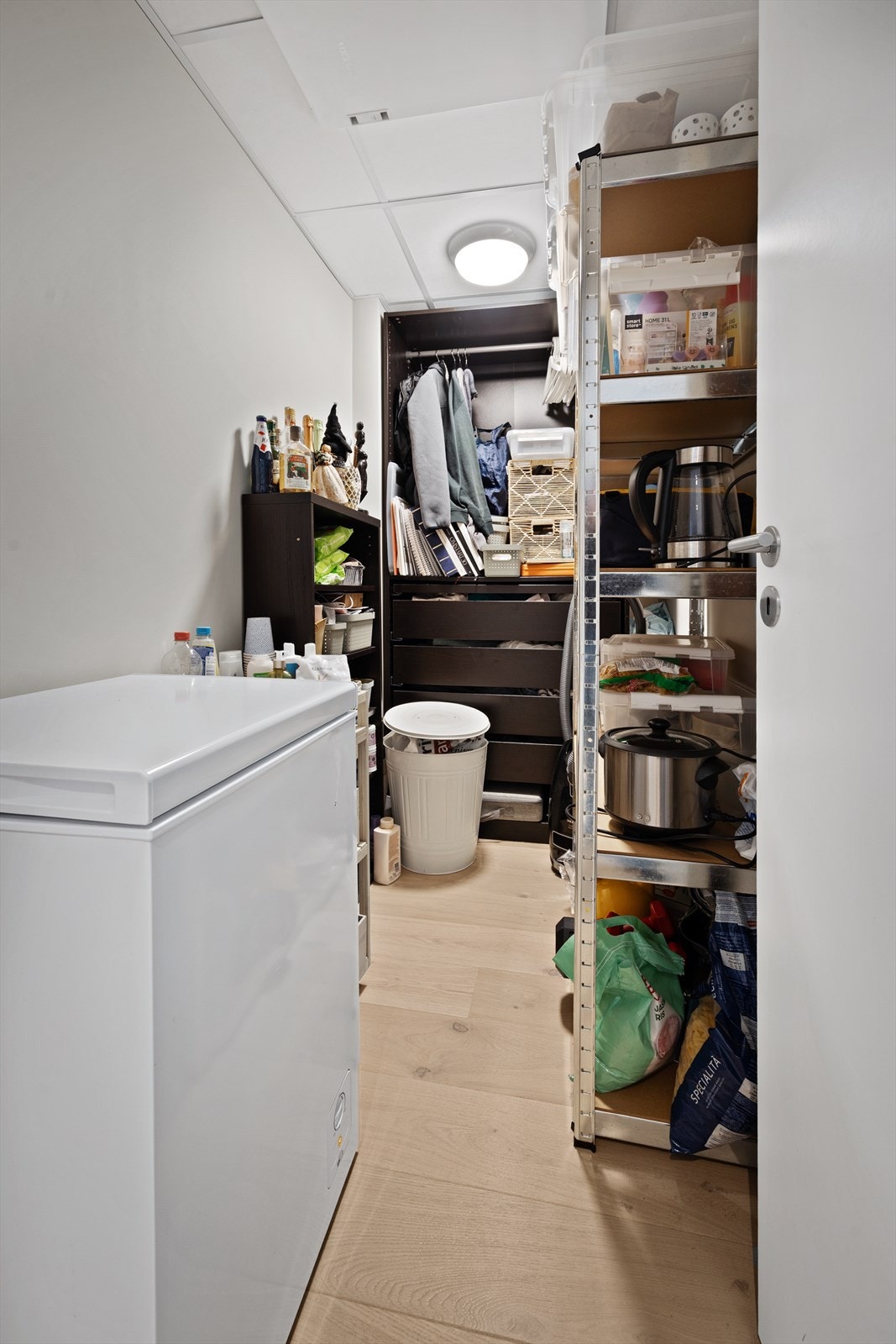 Lagringsplass i innvendig bod og i disponibel kjellerbod. Galleribilde