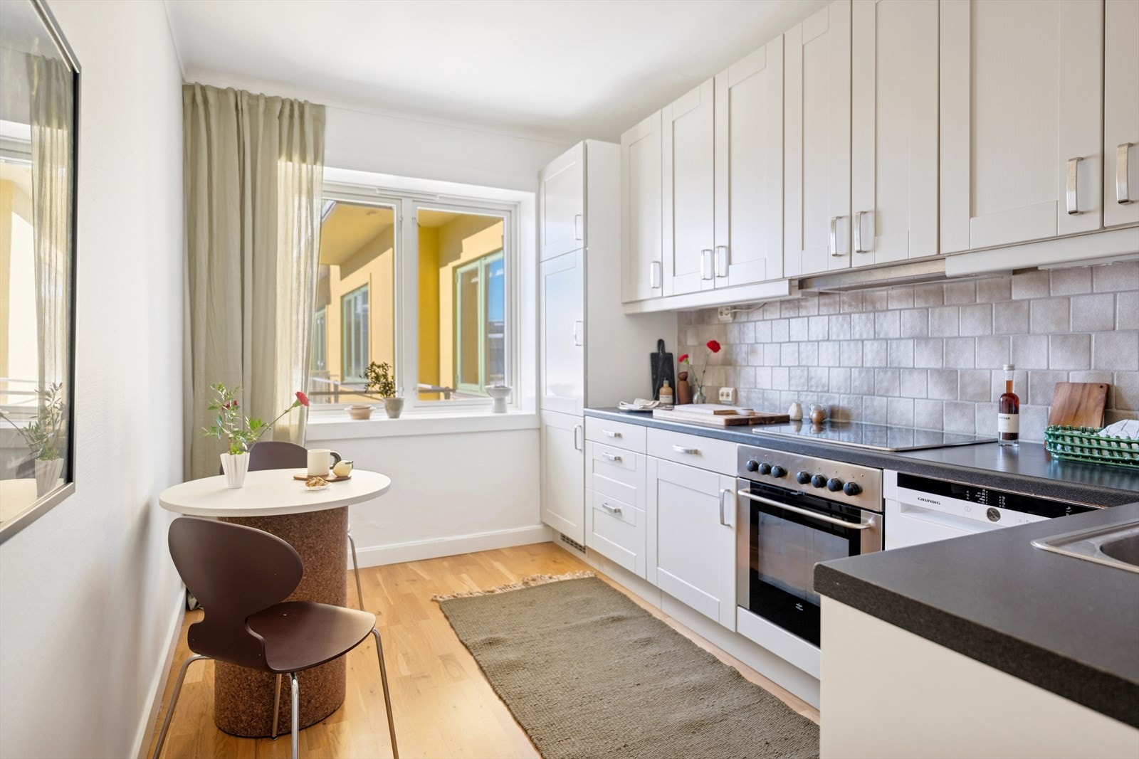 Praktisk kjøkken, med plass til spisebord. Galleribilde