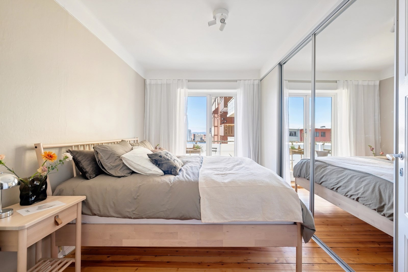 Soverommet er av meget god størrelse. Her får man plass til stor seng med nattbord på hverside. Galleribilde