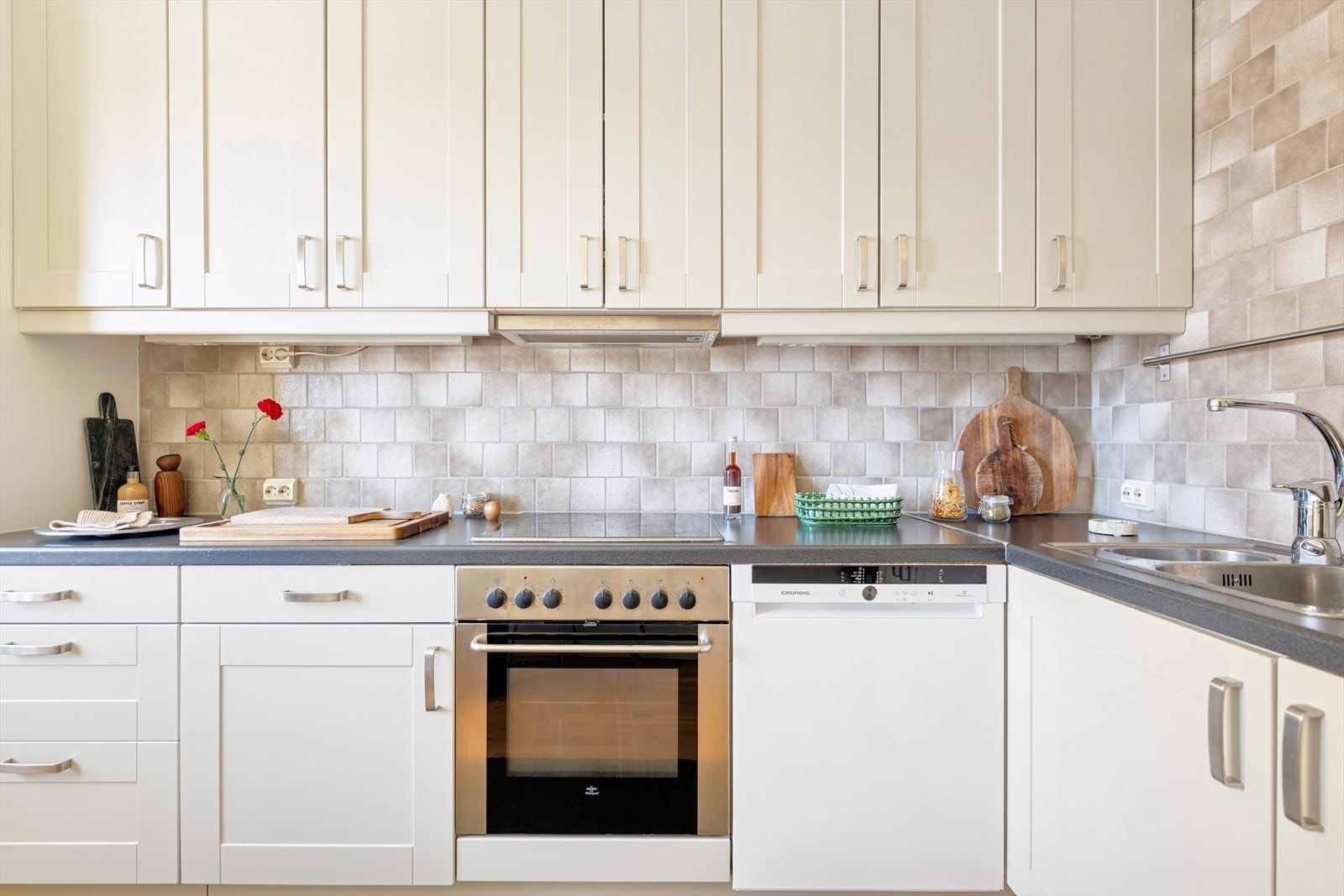 Du får mye skap och benkeplass. Galleribilde