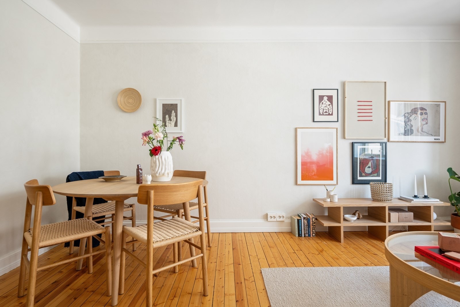 De orginale tregulven finner vi i leilighetens stue, soverom og gang. Galleribilde