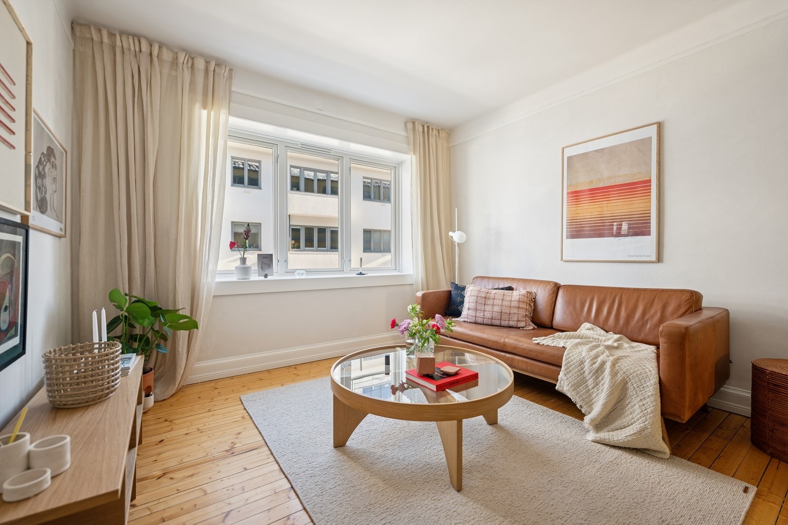 Stuen har en god utforming med plass til sofa, TV og spisebord. Galleribilde