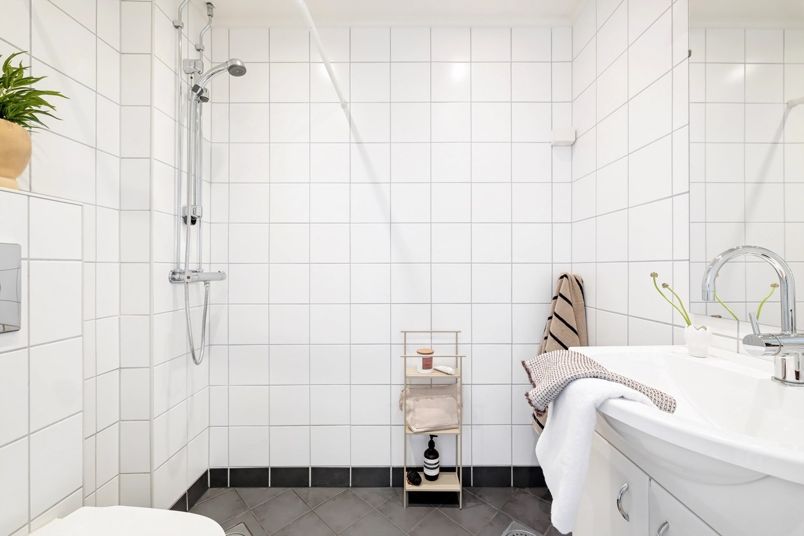 Badet er flislagt. Det ble renovert år 2005 i regi av borettslaget. Galleribilde