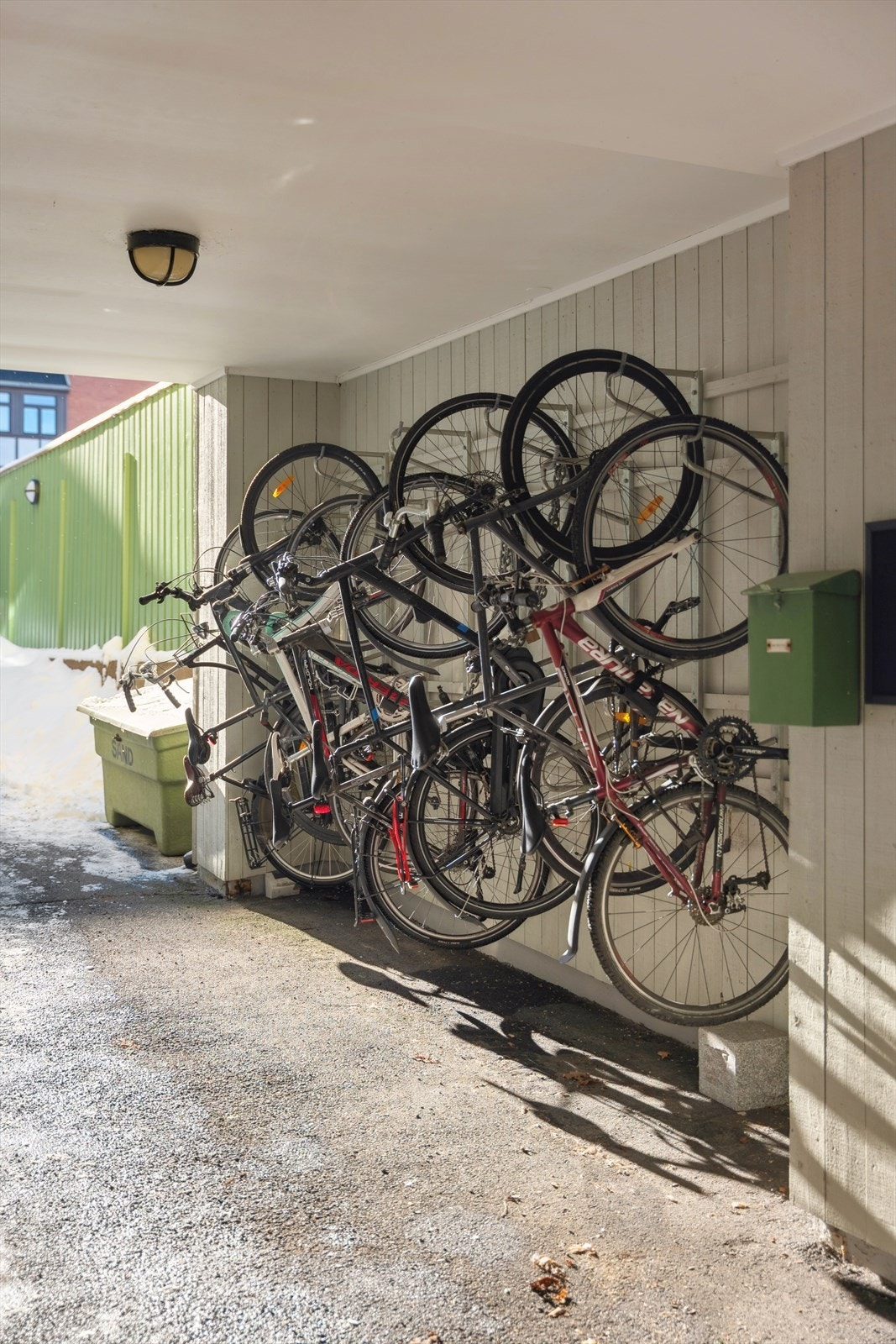 Sykkelstativ ved inngangpartiet. Borettslaget har i tillegg felles sykkelbod. Galleribilde