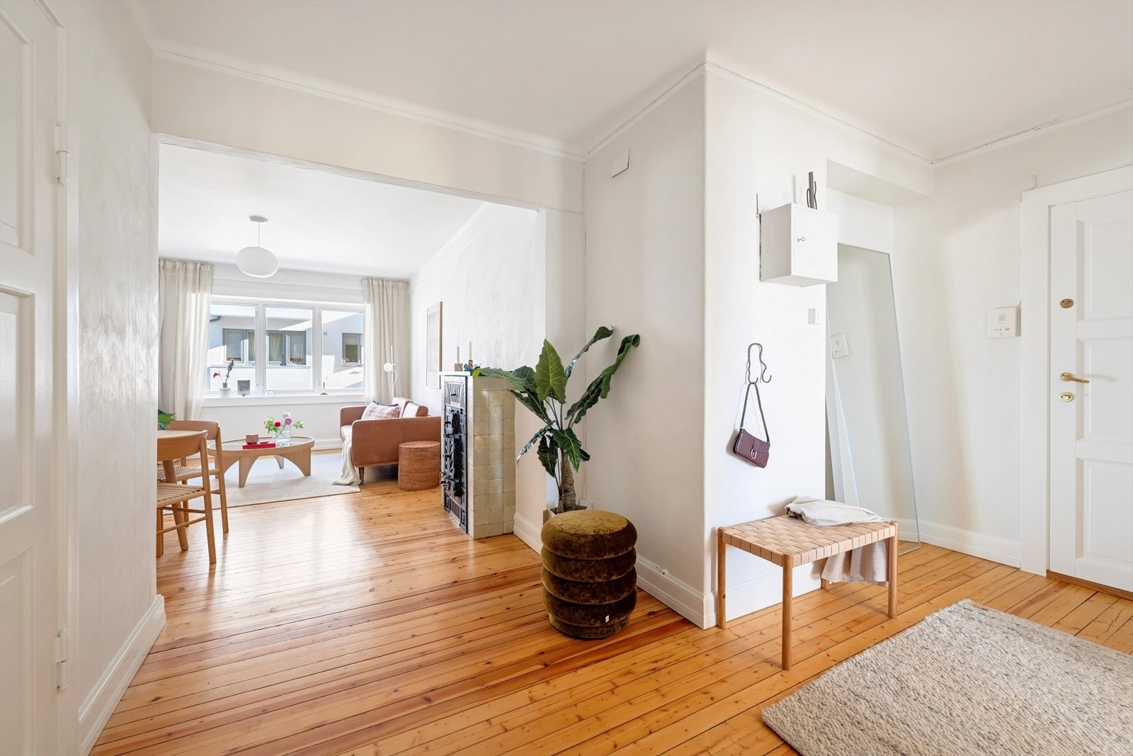 Leilighetens entre har callinganlegg og god plass til oppbevaring av klær og sko. Galleribilde