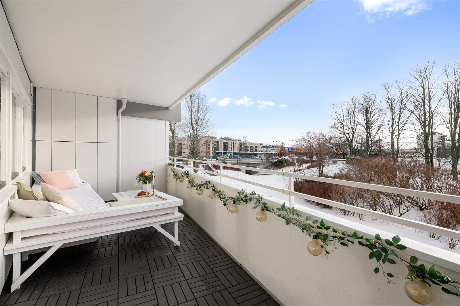 Balkong på ca 15 kvm gir deg god plass til hagemøbler Galleribilde