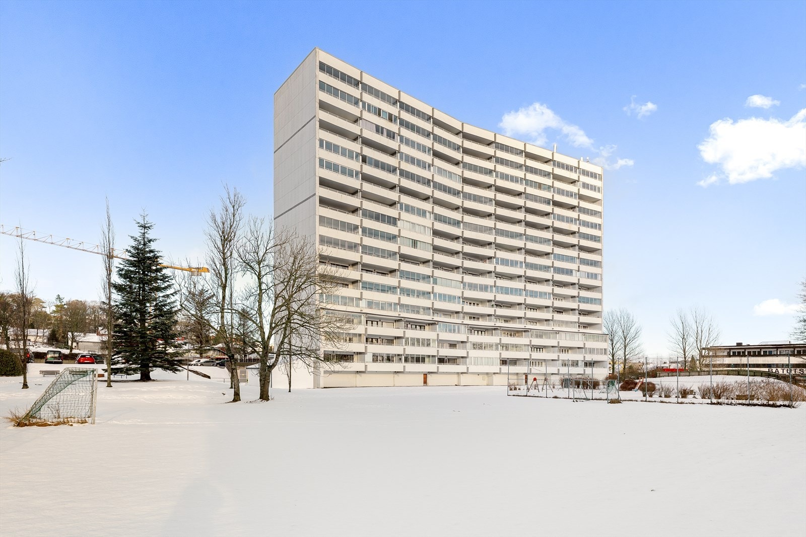 Borettslaget består av 144 leiligheter, har flotte parkområder i front av bygget, samt en stor felles parkeringsplass ved inngangspartiet Galleribilde