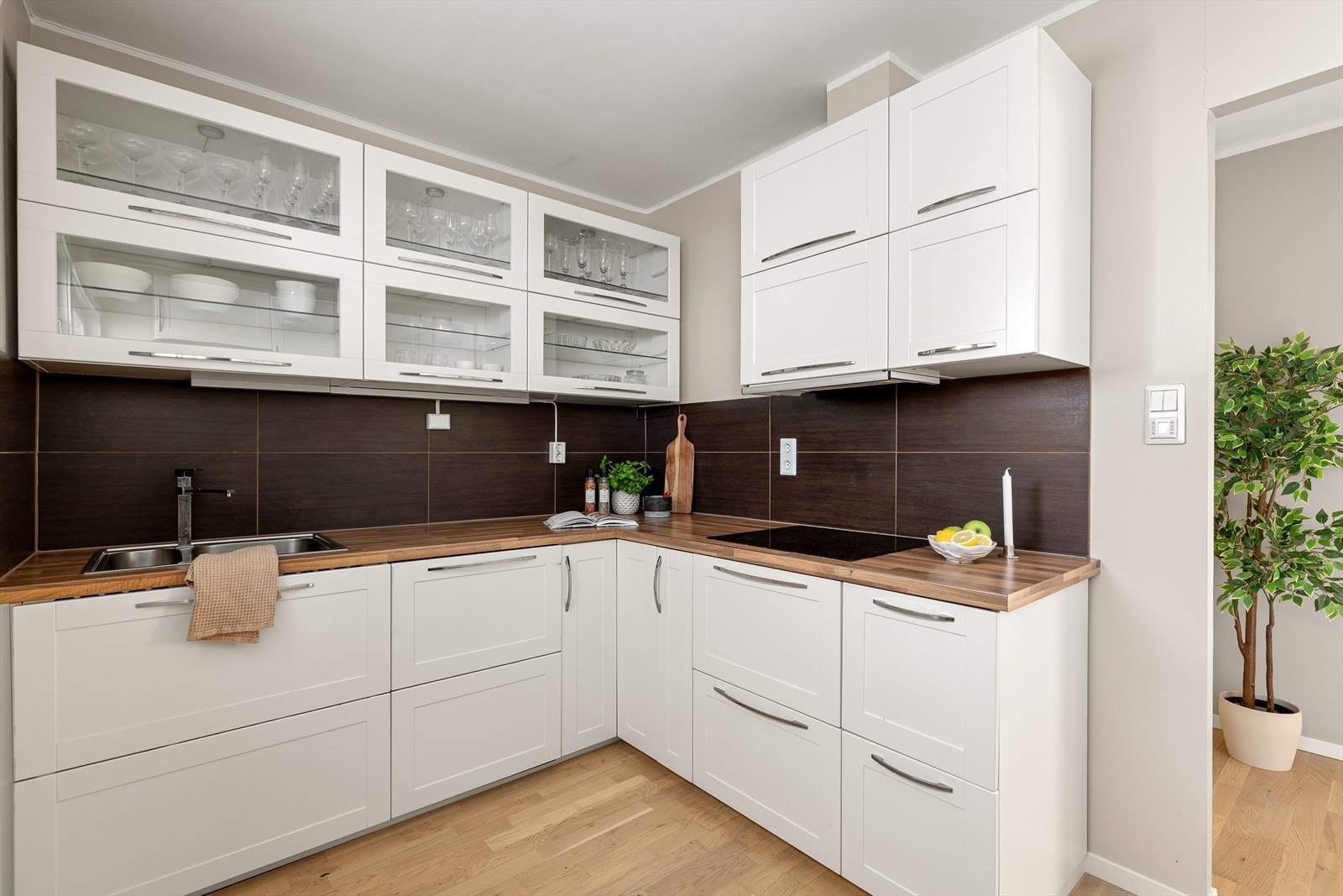 Her er det svært god skap- og benkeplass, samt integrert oppvaskmaskin, stekeovn og mikrobølgeovn Galleribilde