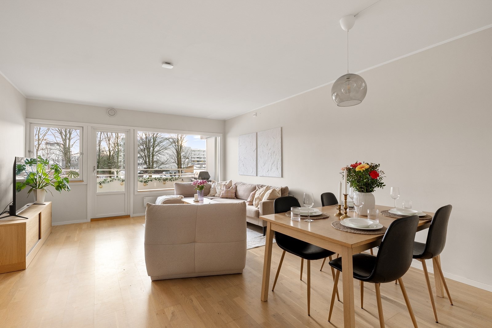 I stuen er det god plass til både sofagruppe og spisesbord Galleribilde