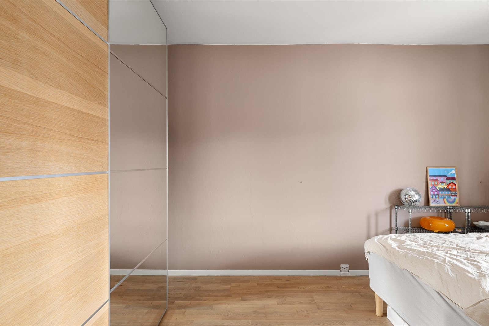 Skyvedørsgarderobe på soverom Galleribilde