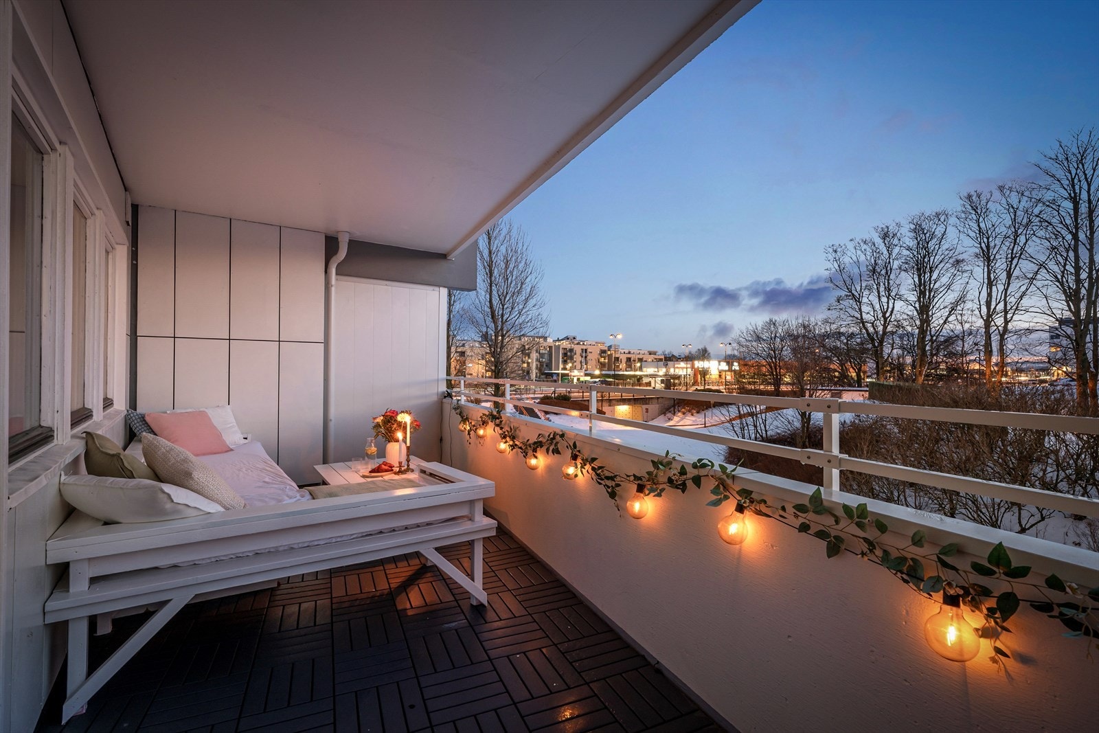 Leiligheten ligger fint til i en høy første etasje og har en stor, sørvestvendt balkong Galleribilde