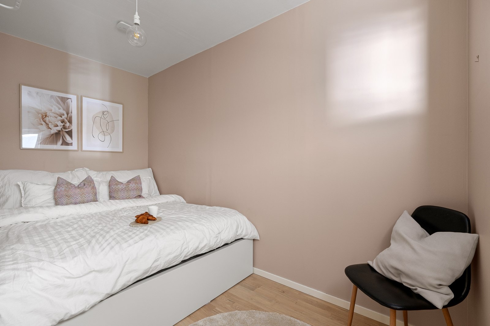 I leiligheten er det i tillegg en tidligere bod innredet som soverom 2. Rommet er ikke omsøkt til rom for varig opphold. Galleribilde