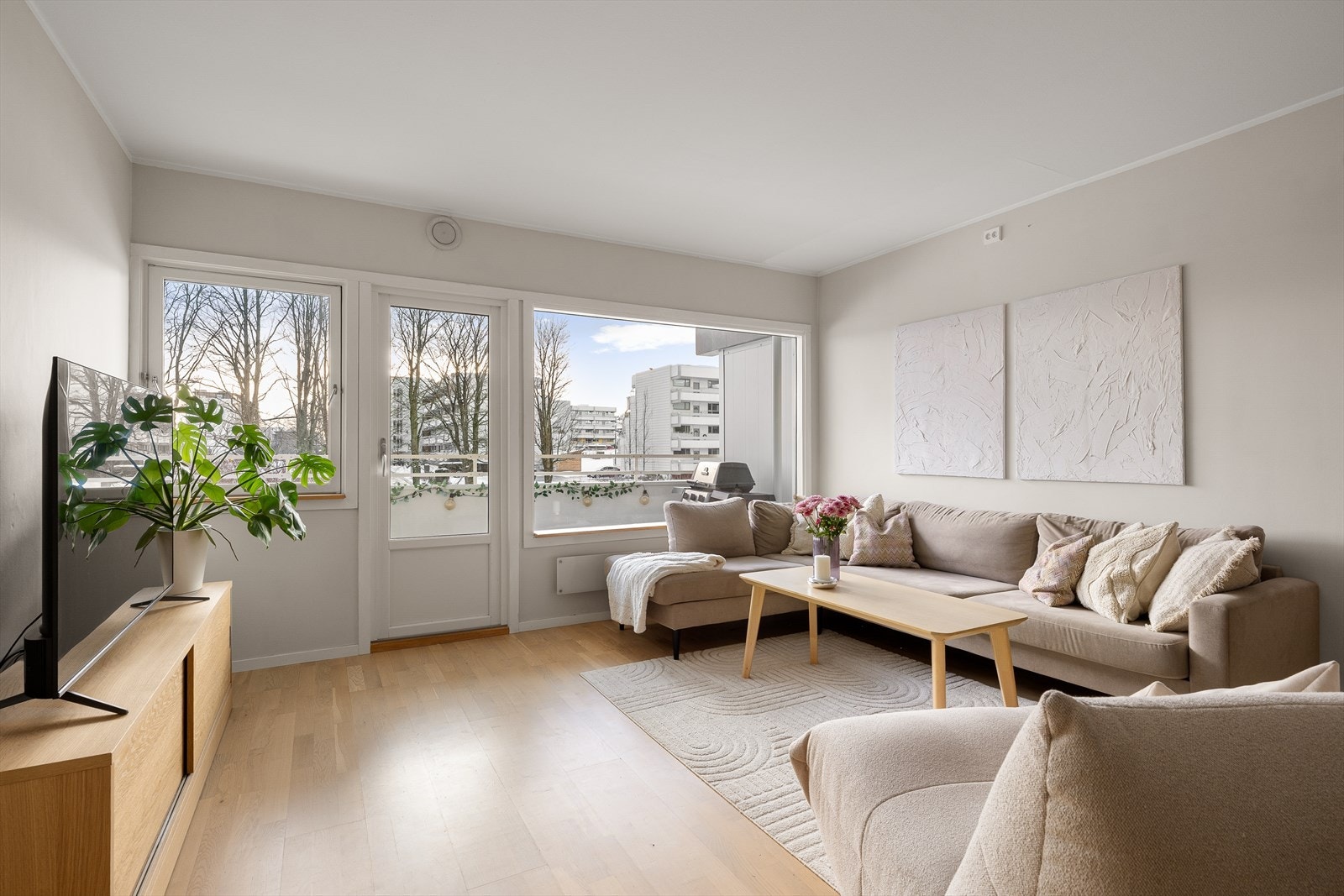 Leiligheten er gjennomgående lys og trivelig, med lysmalte vegger og store vindusflater Galleribilde