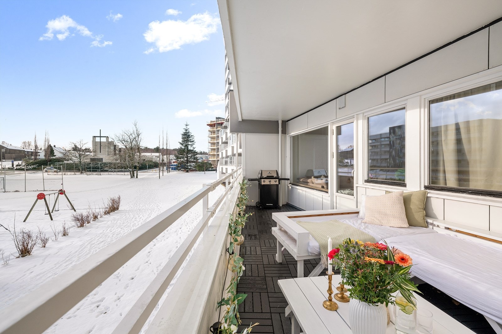 Herfra ser man utover park og grøntområder som ligger foran blokken Galleribilde