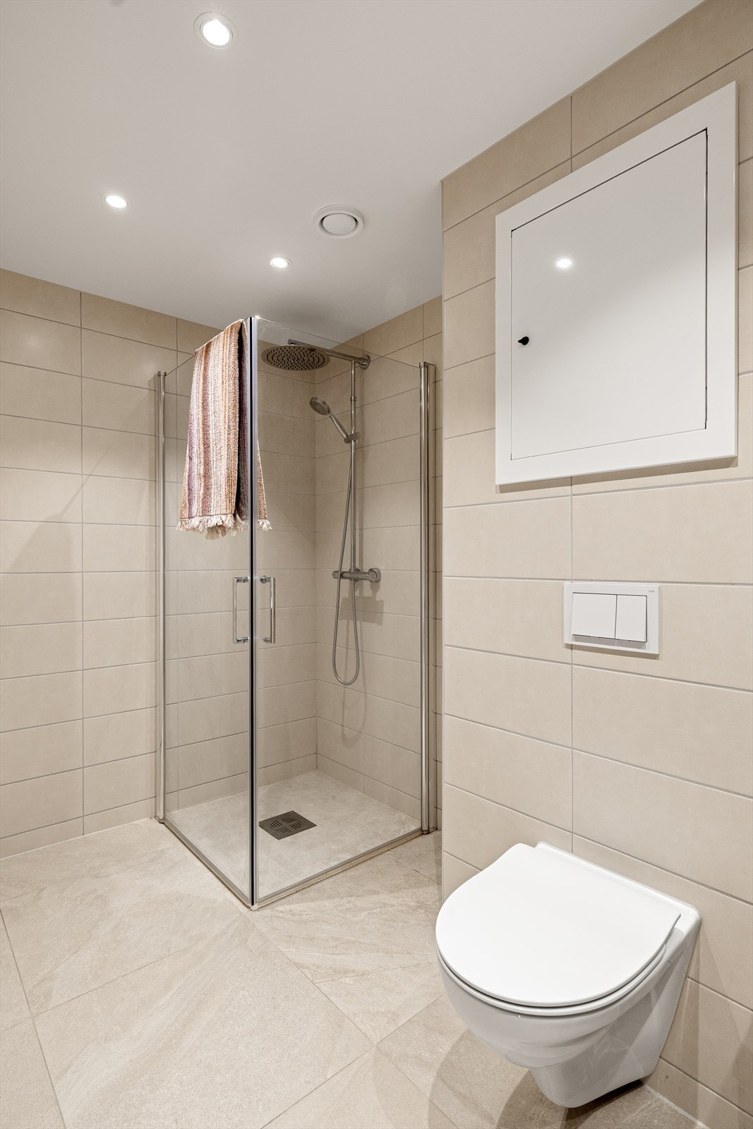 Vegghengt toalett, dusjhjørne og opplegg for vaskemaskin Galleribilde