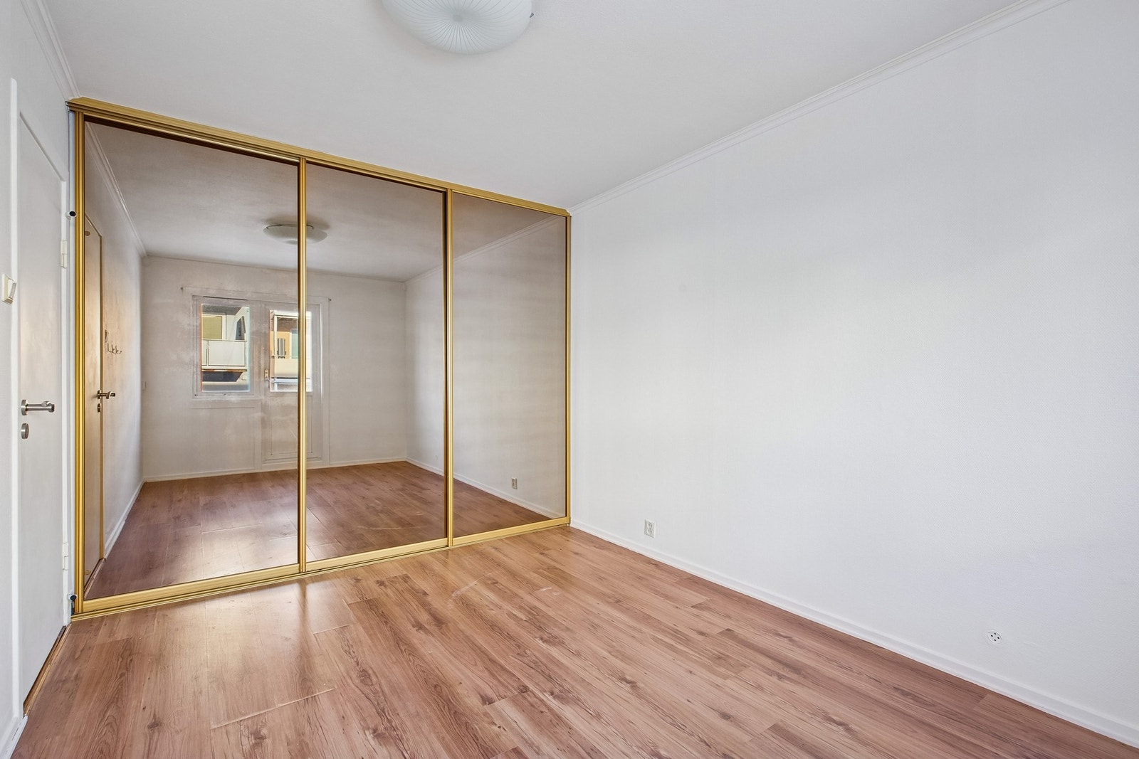 Soverom m/skyvedørsgarderobe Galleribilde