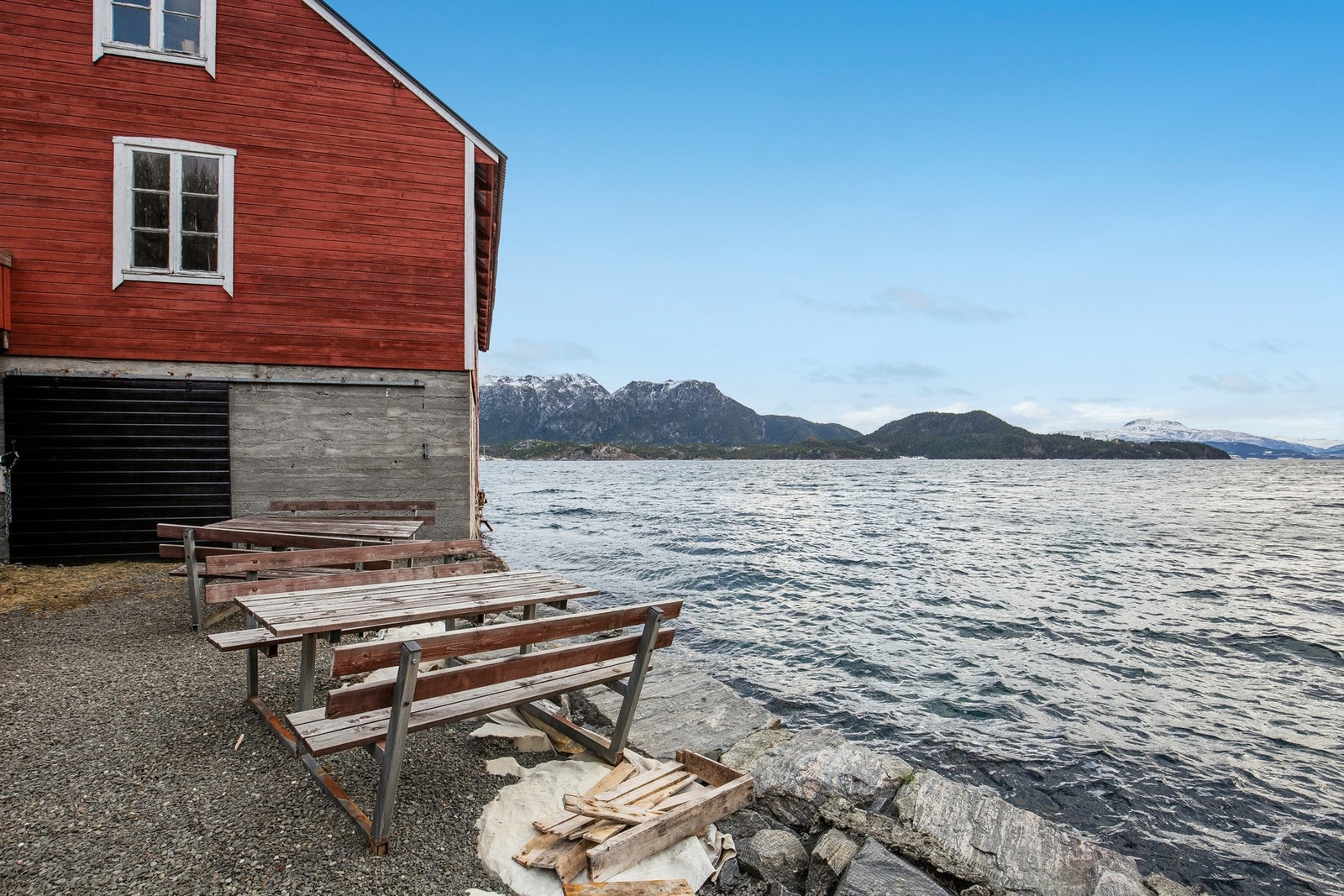 Tomten er på over 2 mål og har også en opparbeidet uteplass Galleribilde