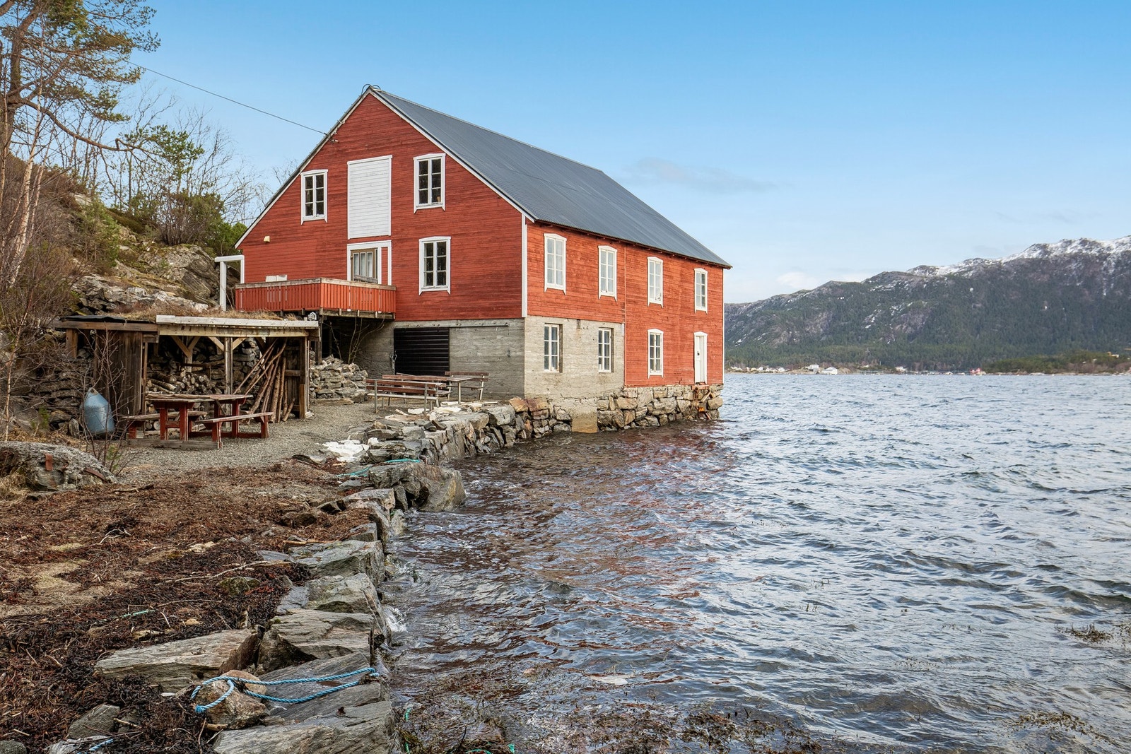 Naust på ca 400 kvm beliggende i Kristvika tett ved sjøkanten Galleribilde