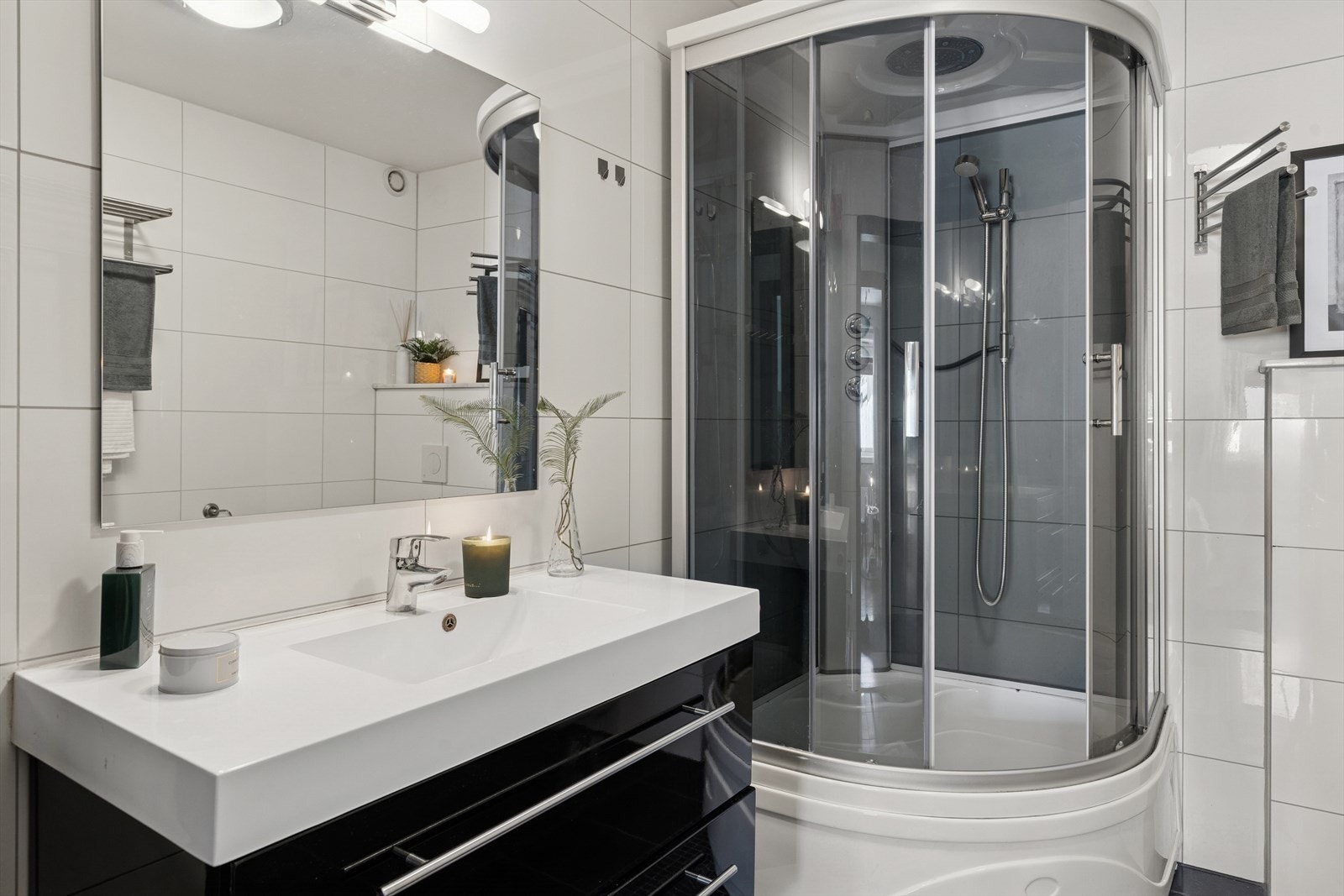 Badet har adkomst fra gangen og fremstår som både innbydende og delikat. Våtrommet ble modernisert i 2011 Galleribilde