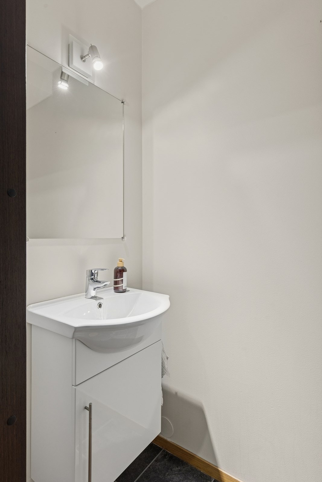 I tillegg til badet finnes et separat toalettrom med fliser på gulvet og malte, slette flater på vegger og i himling Galleribilde