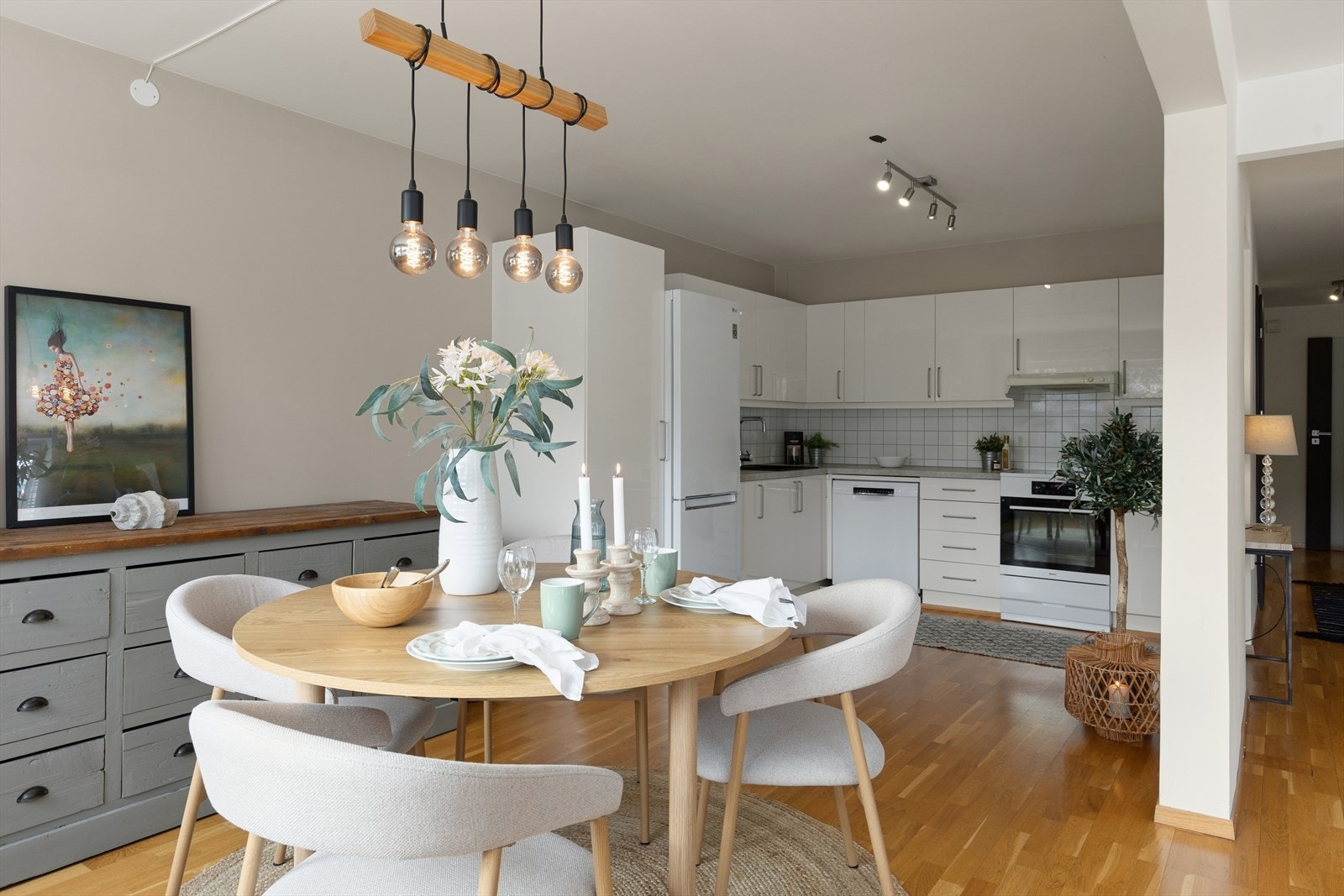 Stilrent kjøkken i en moderne, funksjonell vinkelløsning med en god miks av skap og skuffer Galleribilde