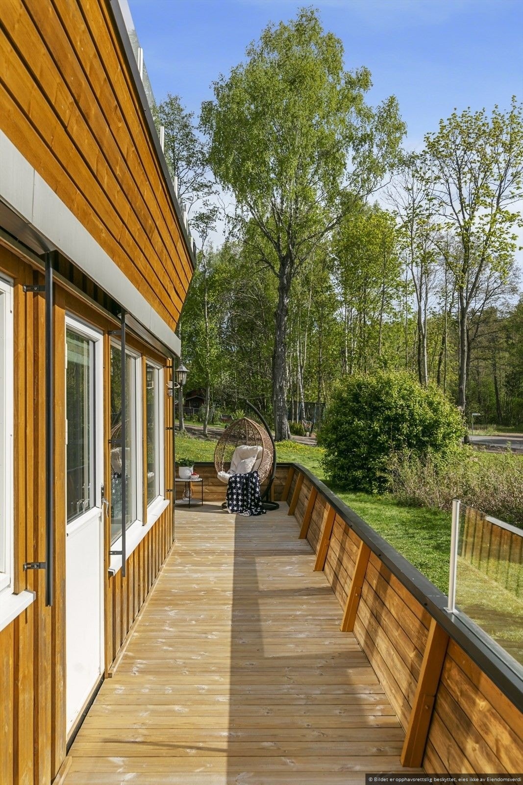 Herlig usjenert utsyn fra terrassen, som strekker seg rundt den attraktive hjørneleiligheten - bildet er fra 2022 Galleribilde