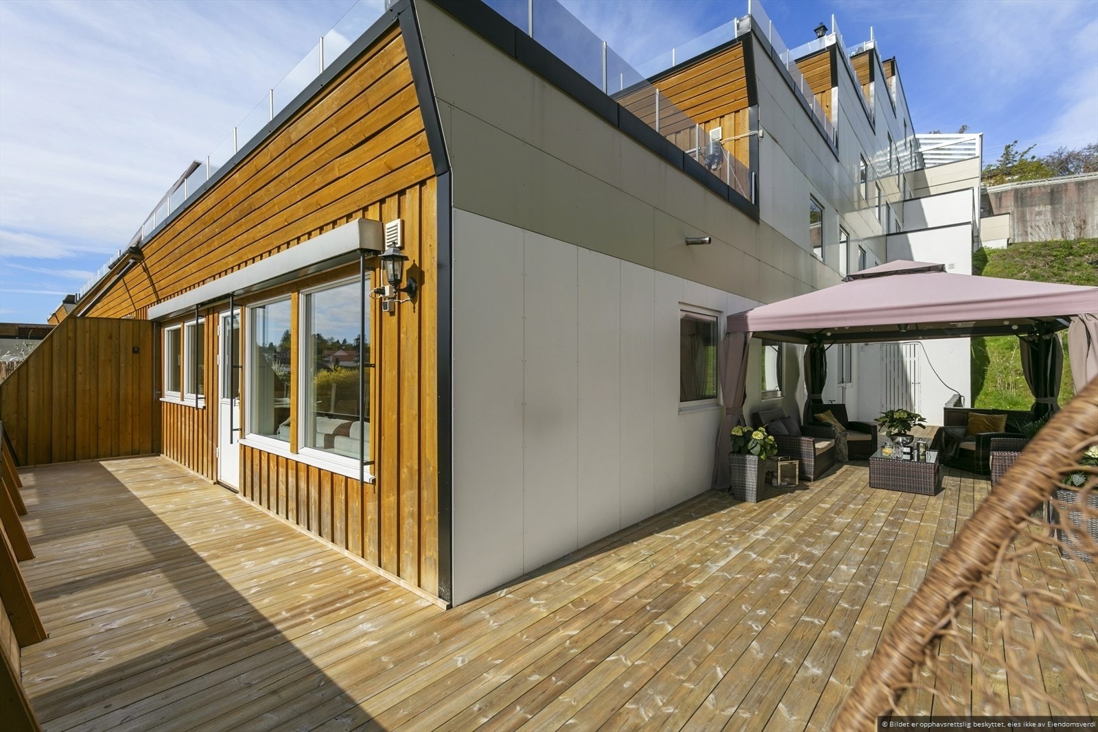 58 kvm terrasse med rikelig plass for utegrupper og grillplass - pergola medfølger ikke - bildet er fra 2022 Galleribilde