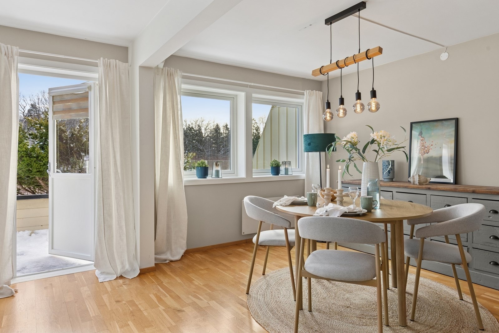 Stuen har god plass til både sofagruppe og spisestue med tilhørende møblement Galleribilde