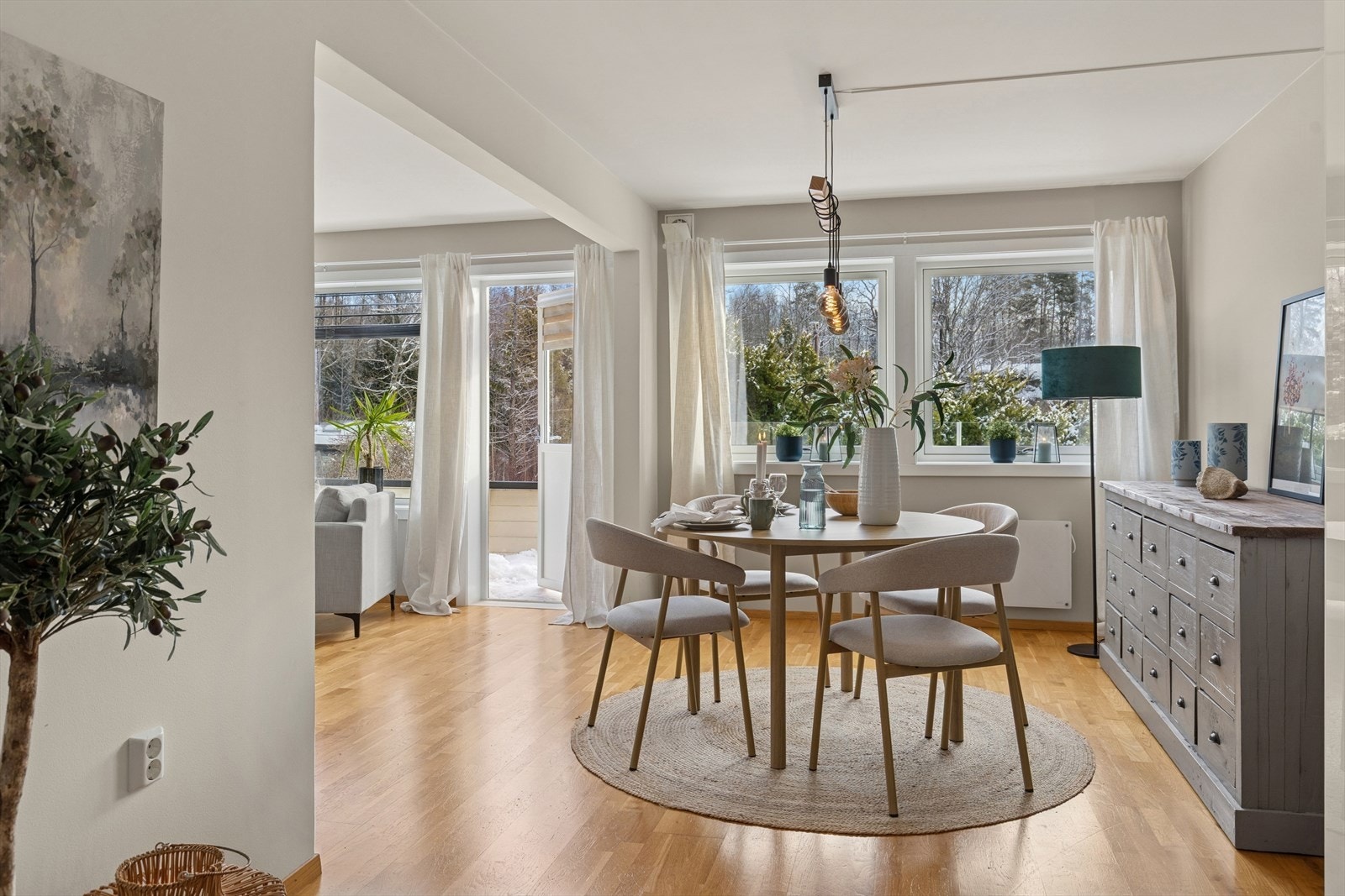 Gulvene er belagt med klassisk parkett, og veggene er malt i en delikat beigetone med listefrie overganger som gir et moderne og rent uttrykk Galleribilde