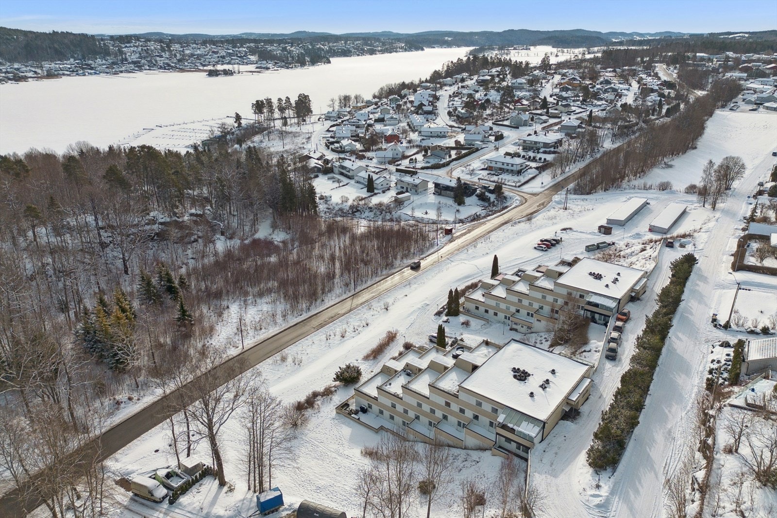 Her finnes rikelig med turmuligheter både i skogen og langs vannet. I tilknytning til Vear idrettsanlegg finner du fine turstier, diskgolfbane og et opparbeidet akebakke-/lekeområde om vinteren Galleribilde