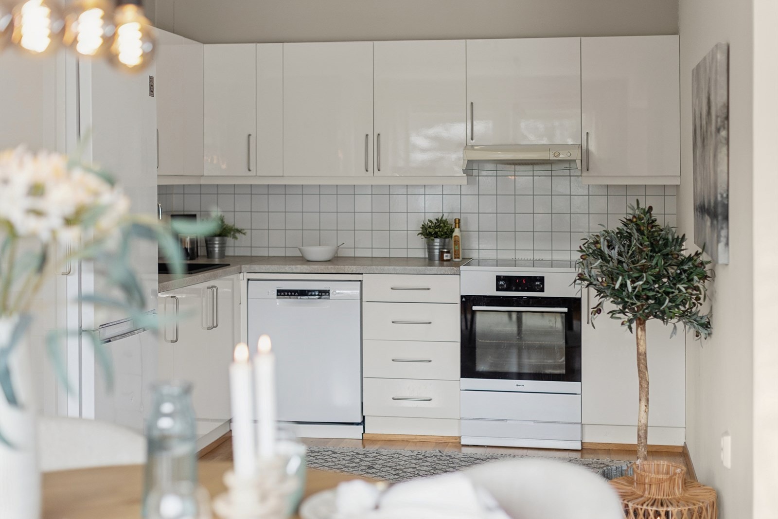 Innredningen har frittstående hvitevarer som inkluderer komfyr, oppvaskmaskin og kombiskap (kjøl/frys). I tillegg er det montert avtrekksvifte og automatisk vannstopperfunksjon Galleribilde