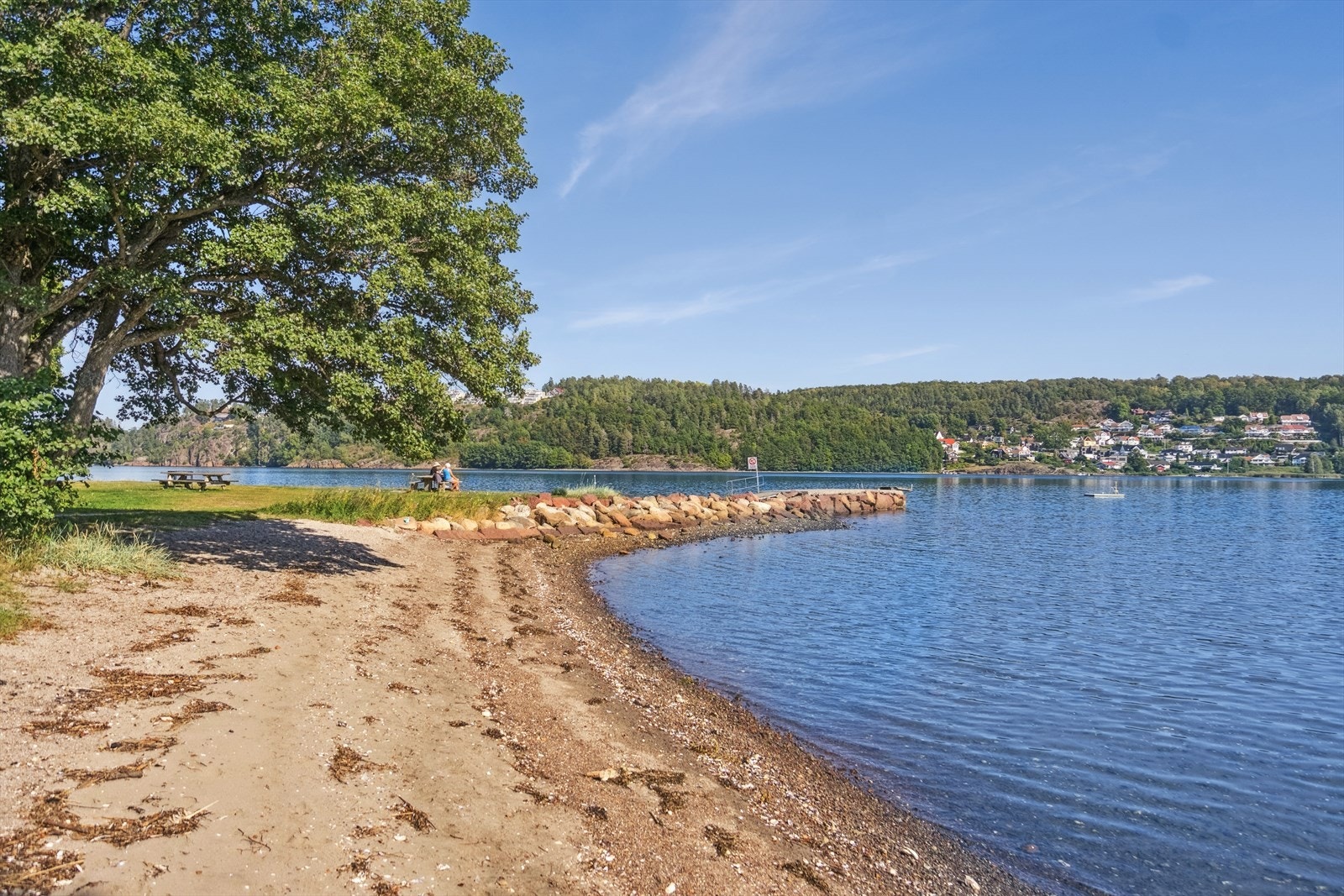 Om sommeren er det 10 minutter å gå til Sandodden badeplass ved Vestfjorden. Det er også kort vei til det flotte badeområdet i Melsomvik Galleribilde