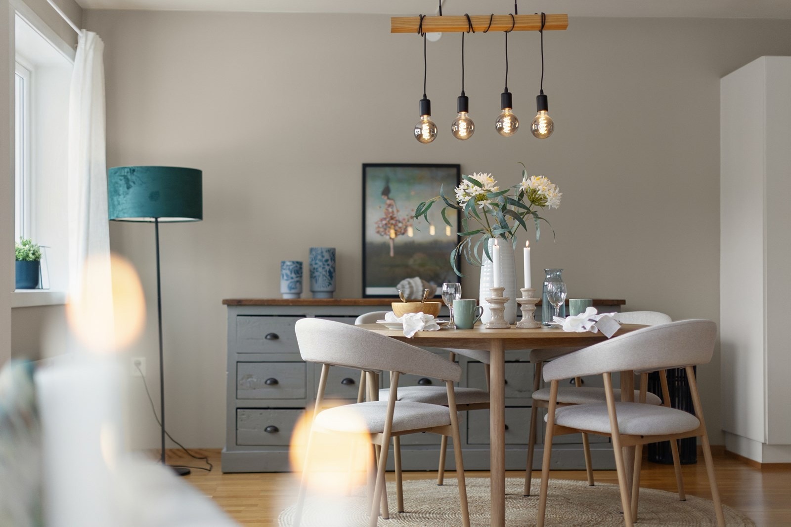 I stuen er det god plass å møblere med et stort spisestuemøblement Galleribilde