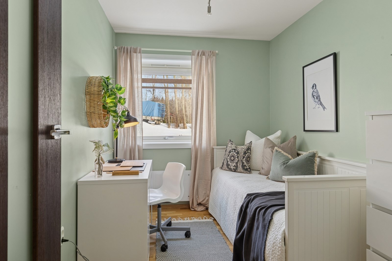 Soverommene er malt i lyse og behagelige farger, og har parkett på gulv og malt himling. Store vinduer gir rikelig naturlig lys og bidrar til en trivelig atmosfære Galleribilde